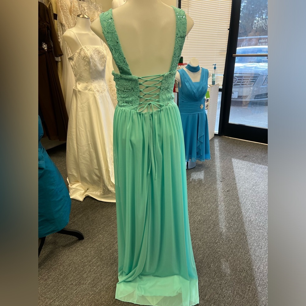 Beautiful Gown - Picture 4 of 5